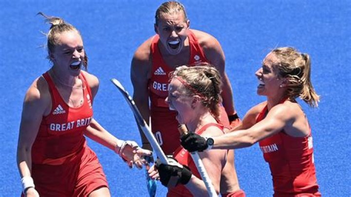 
Hollie Pearne-Webb’s Partner And Family Cheering For Her As Her Field Hockey Gets Gold In Commonwealth 
